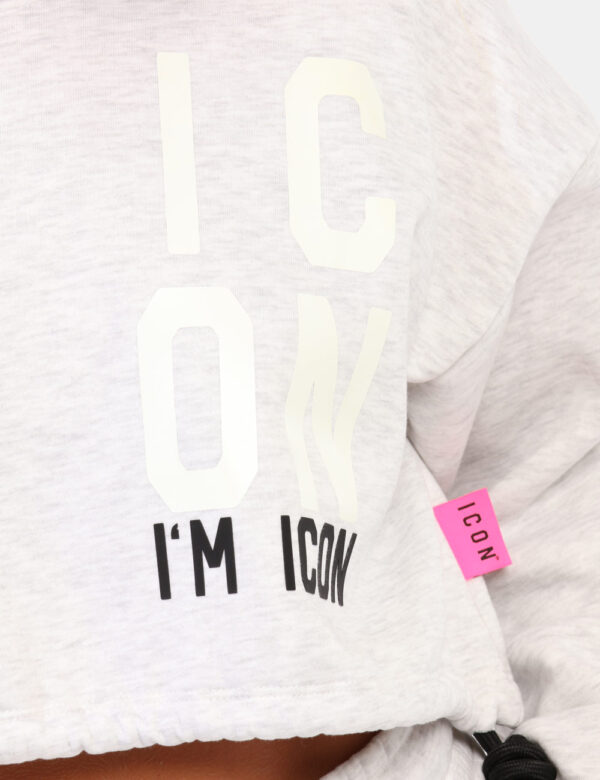 Felpa Icon Grigio - Felpa corta in tonalità grigio chiaro con logo brand bianco e nero. La vestibilità è morbida e regolabil