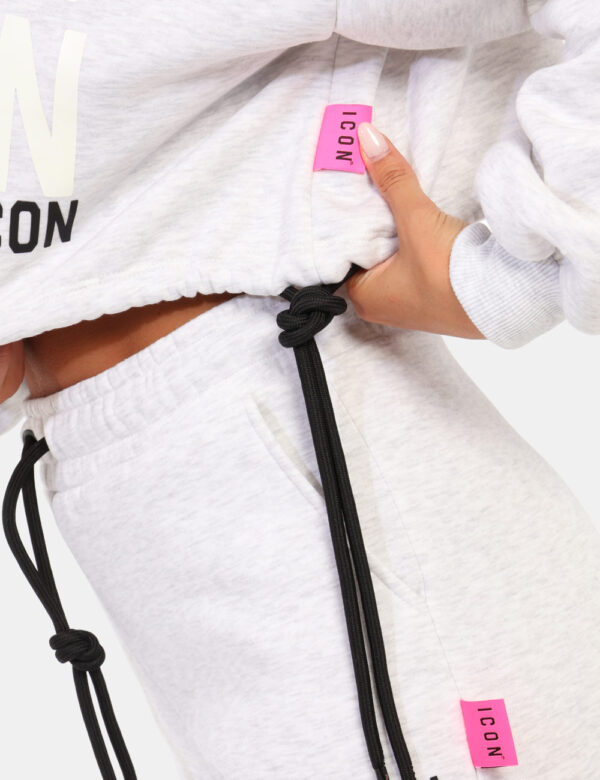 Felpa Icon Grigio - Felpa corta in tonalità grigio chiaro con logo brand bianco e nero. La vestibilità è morbida e regolabil