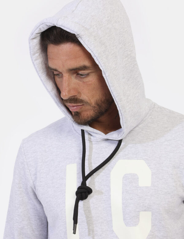 Felpa Icon Grigio - Felpa classica con cappuccio in total grigio chiaro con logo brand bianco. Presenti tasche a con taglio