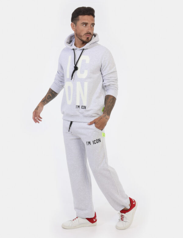 Pantaloni Icon Grigio - Pantaloni simil tuta grigio chiaro con logo brand nero. Presenti tasche a taglio trasversale. La ves
