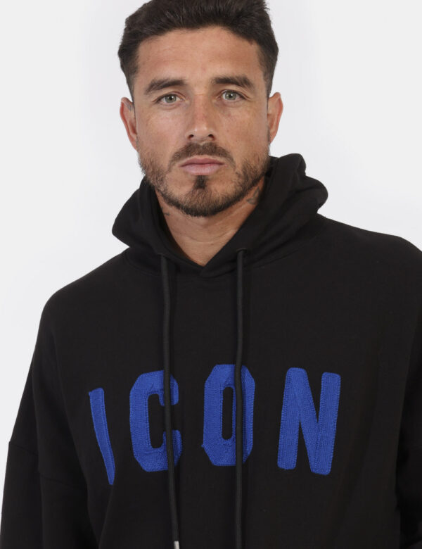 Felpa Icon Nero - Felpa classica con cappuccio in total nero con logo brand blu. Presente tascone a toppa con taglio trasver