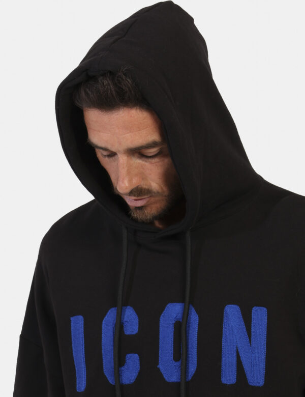 Felpa Icon Nero - Felpa classica con cappuccio in total nero con logo brand blu. Presente tascone a toppa con taglio trasver