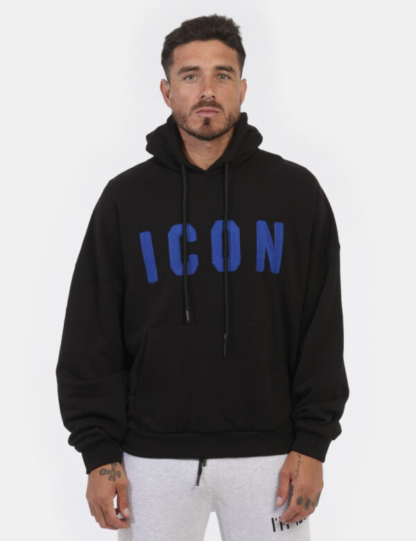 Felpa Icon Nero - Felpa classica con cappuccio in total nero con logo brand blu. Presente tascone a toppa con taglio trasver