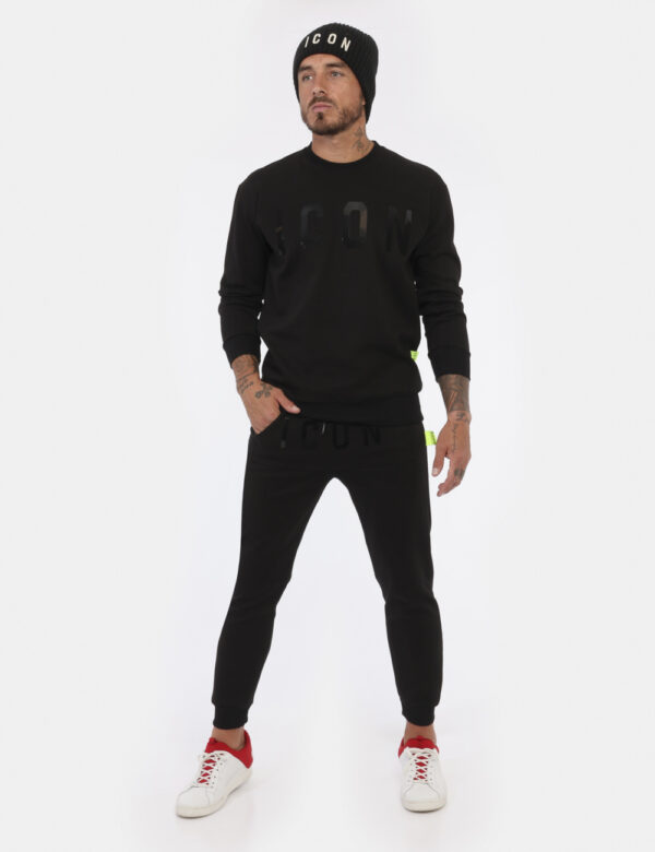 Pantaloni Icon Nero - Pantaloni simil tuta in total nero con logo brand nero lucido. Presente tascone unico con taglio trasv