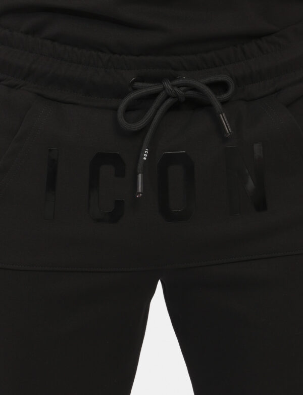Pantaloni Icon Nero - Pantaloni simil tuta in total nero con logo brand nero lucido. Presente tascone unico con taglio trasv
