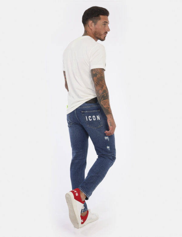 Jeans Icon Jeans - Jeans in total blu denim dark con tasche sagomate sul fronte e tasche a toppa sul retro. Ulteriore dettag