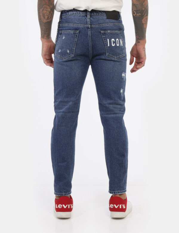Jeans Icon Jeans - Jeans in total blu denim dark con tasche sagomate sul fronte e tasche a toppa sul retro. Ulteriore dettag