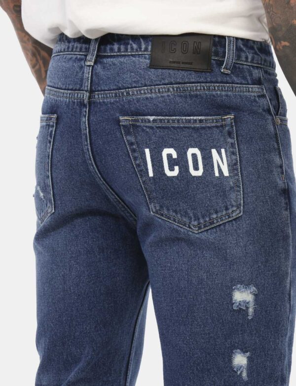 Jeans Icon Jeans - Jeans in total blu denim dark con tasche sagomate sul fronte e tasche a toppa sul retro. Ulteriore dettag