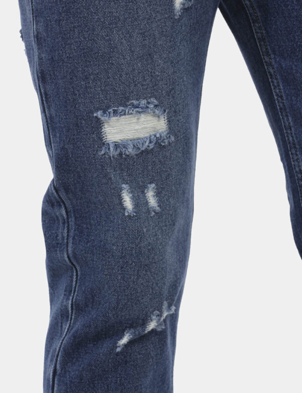 Jeans Icon Jeans - Jeans in total blu denim dark con tasche sagomate sul fronte e tasche a toppa sul retro. Ulteriore dettag