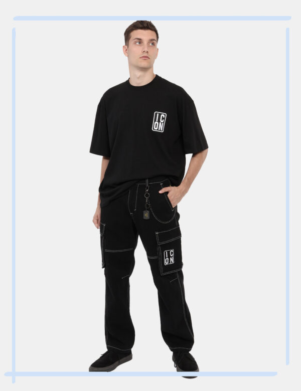 Pantaloni Icon Nero - Pantaloni in simil jeans ed in total nero con cuciture bianche evidenziate. Presenti tasche a taglio t