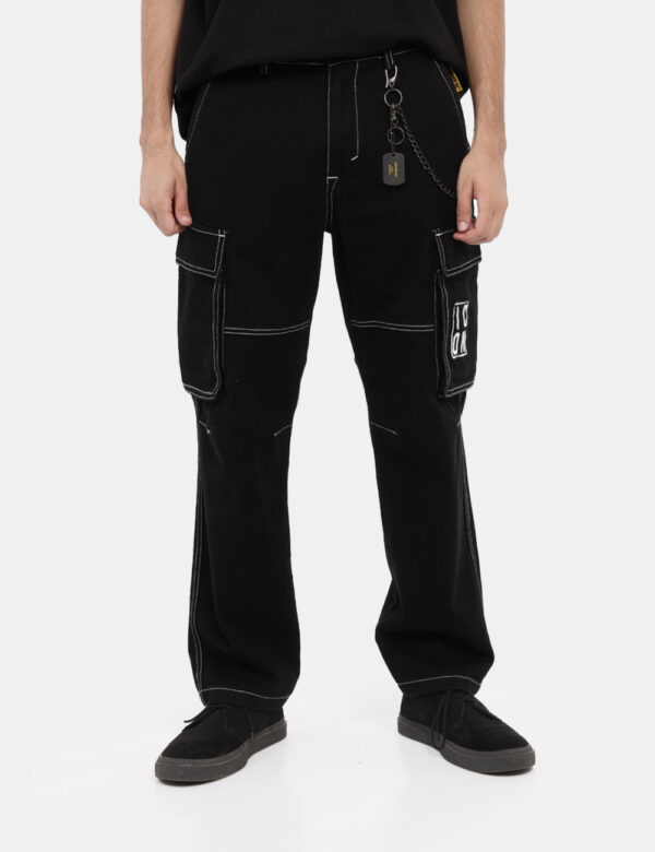 Pantaloni Icon Nero - Pantaloni in simil jeans ed in total nero con cuciture bianche evidenziate. Presenti tasche a taglio t