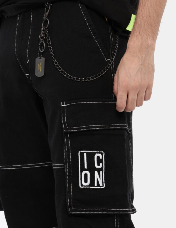 Pantaloni Icon Nero - Pantaloni in simil jeans ed in total nero con cuciture bianche evidenziate. Presenti tasche a taglio t