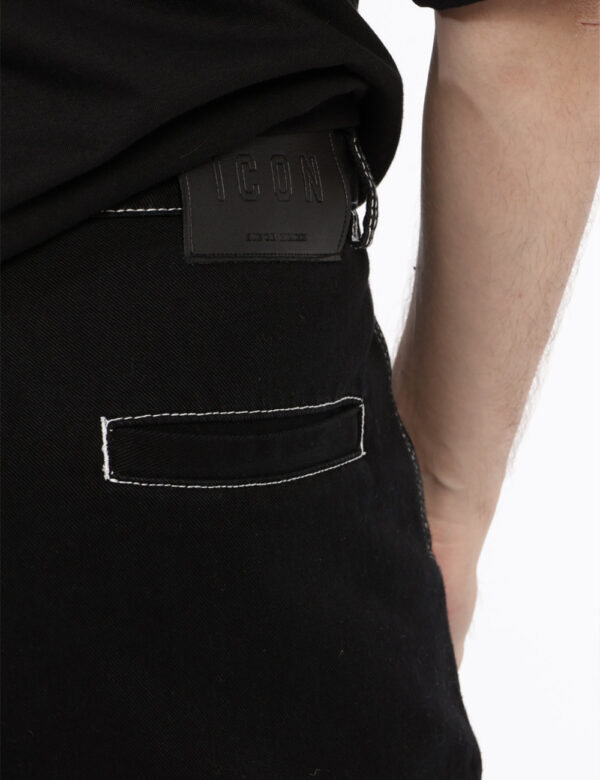 Pantaloni Icon Nero - Pantaloni in simil jeans ed in total nero con cuciture bianche evidenziate. Presenti tasche a taglio t