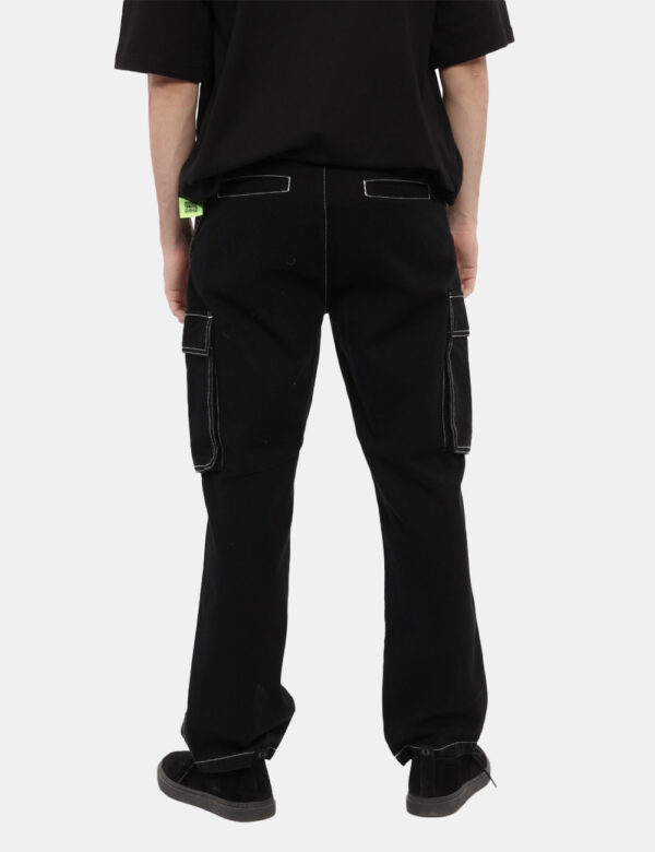 Pantaloni Icon Nero - Pantaloni in simil jeans ed in total nero con cuciture bianche evidenziate. Presenti tasche a taglio t