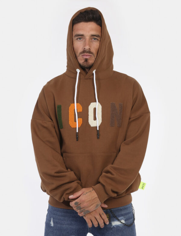 Felpa Icon Marrone - Felpa classica con cappuccio in total marrone con logo brand colorato in punto spugna. Presente tascone