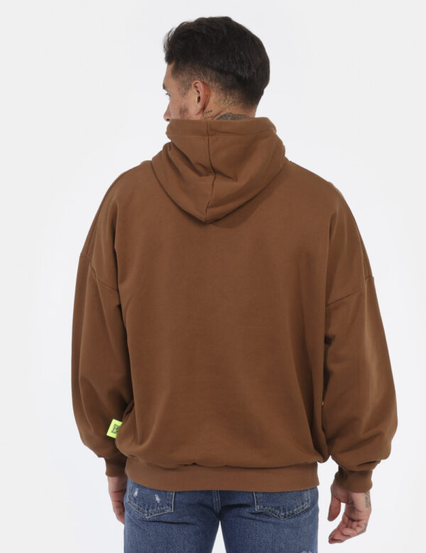 Felpa Icon Marrone - Felpa classica con cappuccio in total marrone con logo brand colorato in punto spugna. Presente tascone