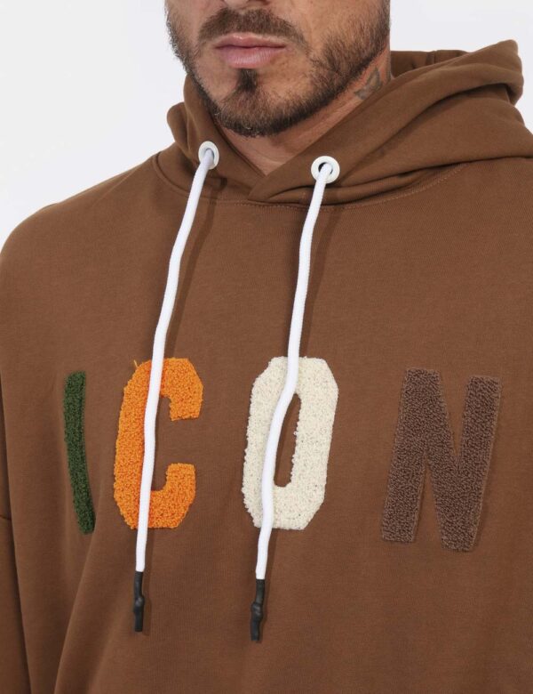 Felpa Icon Marrone - Felpa classica con cappuccio in total marrone con logo brand colorato in punto spugna. Presente tascone