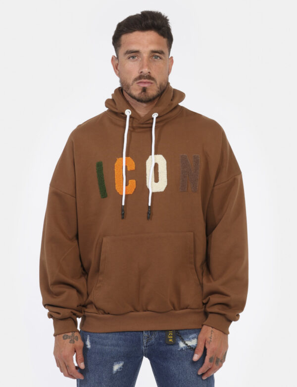 Felpa Icon Marrone - Felpa classica con cappuccio in total marrone con logo brand colorato in punto spugna. Presente tascone