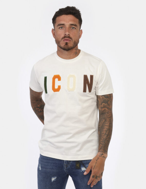 T-shirt Icon Bianco - T-shirt classica su base bianca con stampa logo brand in punto spugna colorato. La vestibilità è morbi