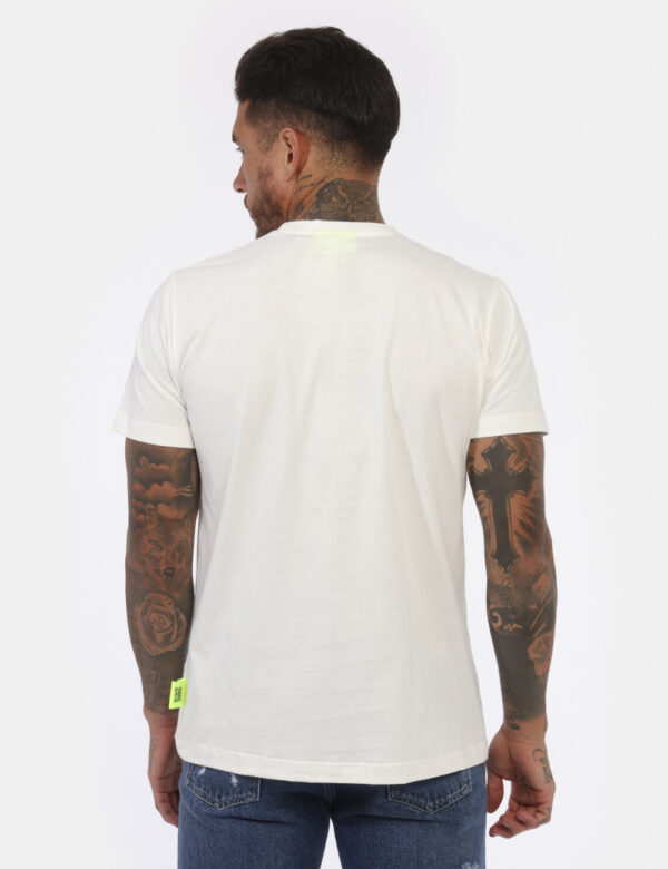 T-shirt Icon Bianco - T-shirt classica su base bianca con stampa logo brand in punto spugna colorato. La vestibilità è morbi