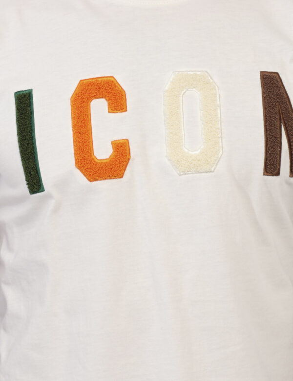T-shirt Icon Bianco - T-shirt classica su base bianca con stampa logo brand in punto spugna colorato. La vestibilità è morbi