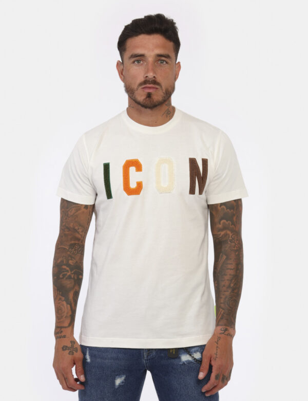 T-shirt Icon Bianco - T-shirt classica su base bianca con stampa logo brand in punto spugna colorato. La vestibilità è morbi