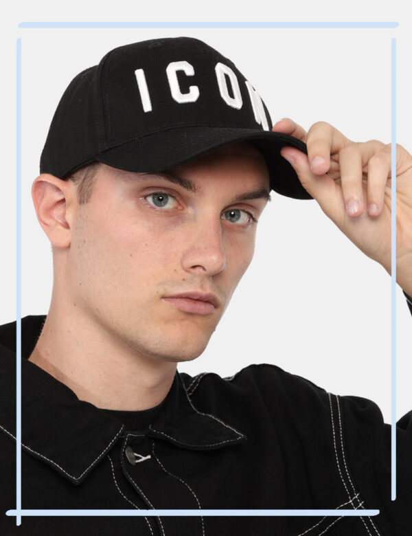 Cappello Icon Nero - Cappello in total nero con logo brand ricamato bianco. La vestibilità è morbida e regolabile grazie a f