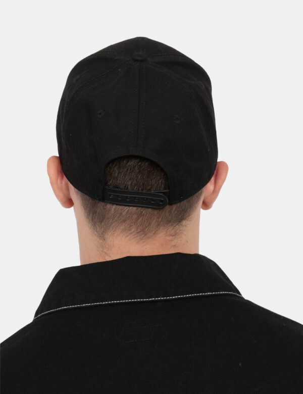Cappello Icon Nero - Cappello in total nero con logo brand ricamato bianco. La vestibilità è morbida e regolabile grazie a f