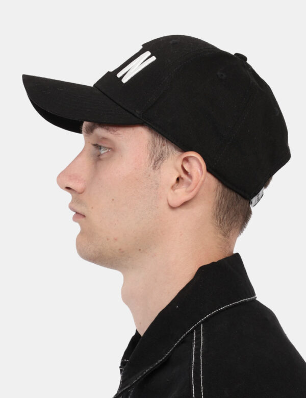Cappello Icon Nero - Cappello in total nero con logo brand ricamato bianco. La vestibilità è morbida e regolabile grazie a f