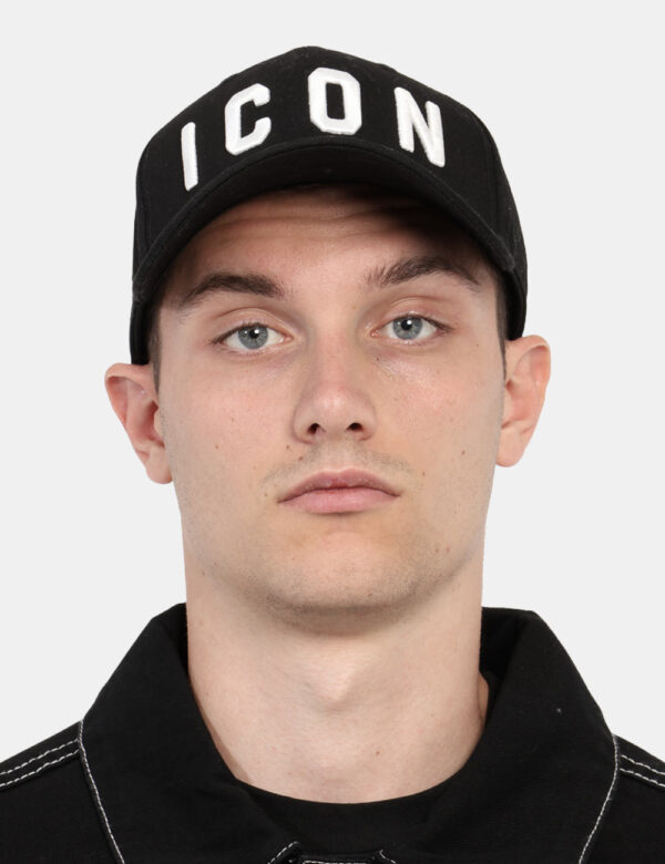 Cappello Icon Nero - Cappello in total nero con logo brand ricamato bianco. La vestibilità è morbida e regolabile grazie a f