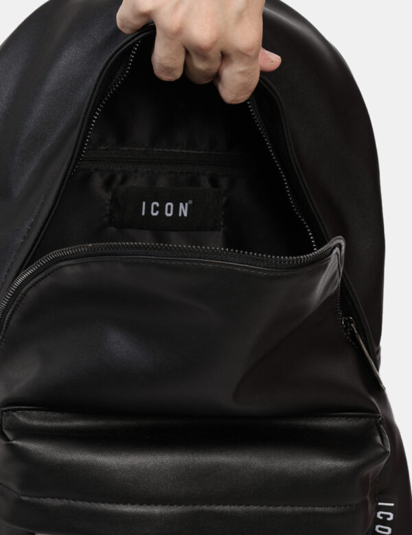 Zaino Icon Nero - Zaino in total nero in simil pelle con logo brand in tono su tono. Presente tascone principale con chiusur