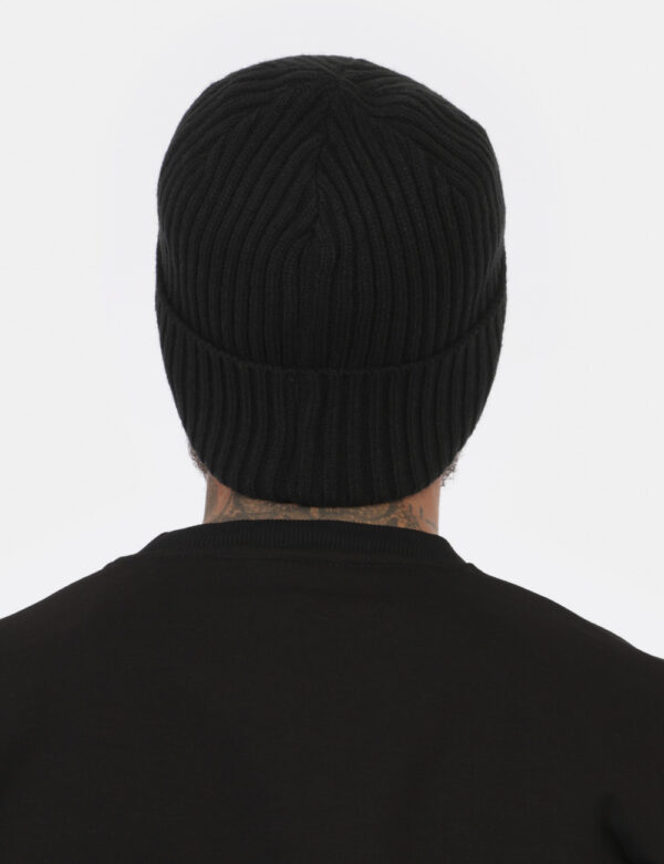 Cappello Icon Nero - Cappello modello berretto in total nero con logo brand ricamato bianco. Il capo presenta risvoltino ed