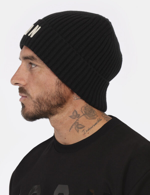 Cappello Icon Nero - Cappello modello berretto in total nero con logo brand ricamato bianco. Il capo presenta risvoltino ed