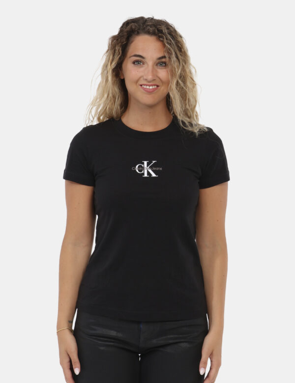 T-shirt Calvin Klein Nero - T-shirt classica in total nero con logo brand bianco. La vestibilità è morbida e regolare. La t-