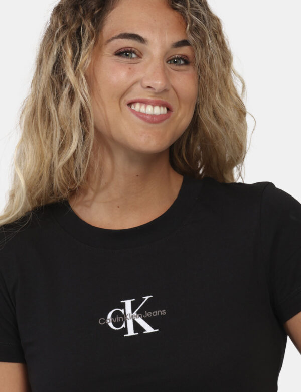 T-shirt Calvin Klein Nero - T-shirt classica in total nero con logo brand bianco. La vestibilità è morbida e regolare. La t-