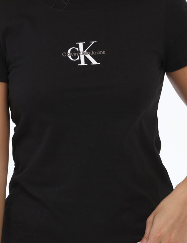 T-shirt Calvin Klein Nero - T-shirt classica in total nero con logo brand bianco. La vestibilità è morbida e regolare. La t-