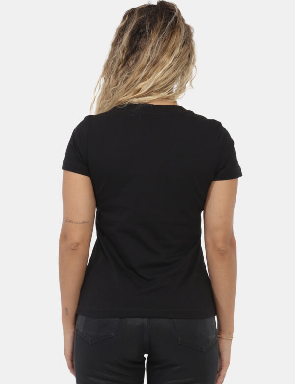 T-shirt Calvin Klein Nero - T-shirt classica in total nero con logo brand bianco. La vestibilità è morbida e regolare. La t-