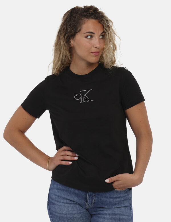 T-shirt Calvin Klein Nero - T-shirt classica in total nero con logo brand bianco. La vestibilità è morbida e regolare. La t-