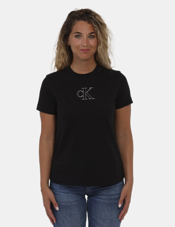T-shirt Calvin Klein Nero - T-shirt classica in total nero con logo brand bianco. La vestibilità è morbida e regolare. La t-