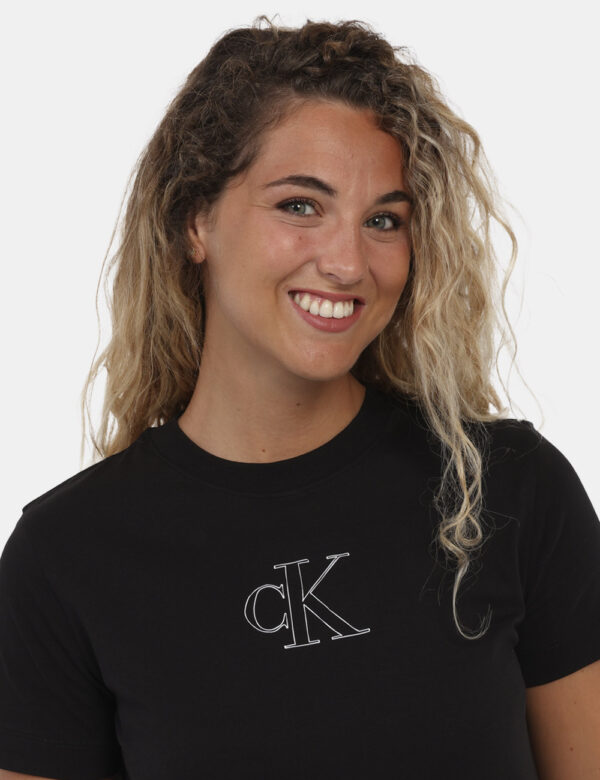 T-shirt Calvin Klein Nero - T-shirt classica in total nero con logo brand bianco. La vestibilità è morbida e regolare. La t-