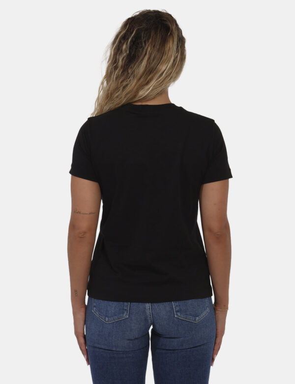 T-shirt Calvin Klein Nero - T-shirt classica in total nero con logo brand bianco. La vestibilità è morbida e regolare. La t-