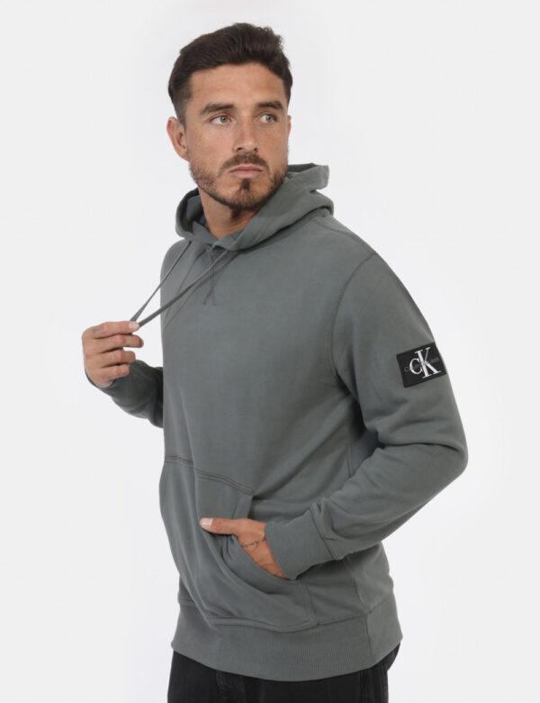 Felpa CALVIN KLEIN Grigio - Felpa classica con cappuccio in total grigio. Presente tascone più polsini in tinta. La vestibil