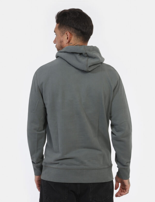 Felpa CALVIN KLEIN Grigio - Felpa classica con cappuccio in total grigio. Presente tascone più polsini in tinta. La vestibil