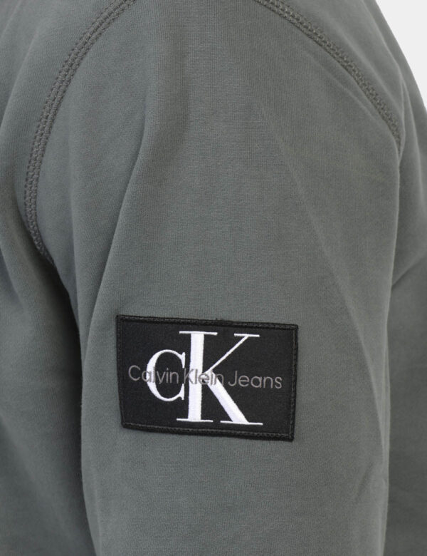 Felpa CALVIN KLEIN Grigio - Felpa classica con cappuccio in total grigio. Presente tascone più polsini in tinta. La vestibil