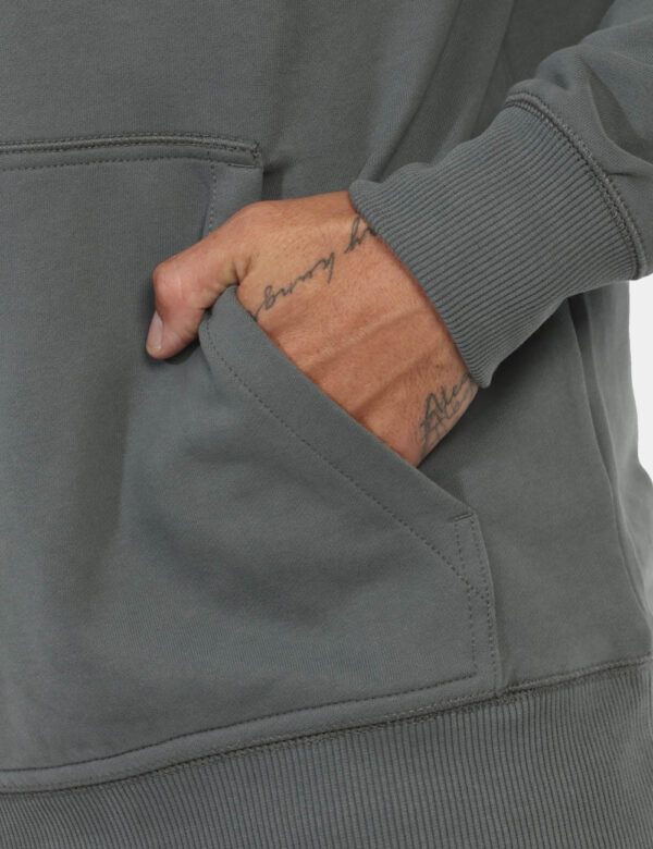 Felpa CALVIN KLEIN Grigio - Felpa classica con cappuccio in total grigio. Presente tascone più polsini in tinta. La vestibil