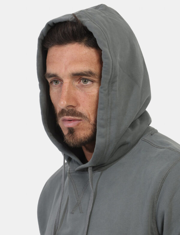 Felpa CALVIN KLEIN Grigio - Felpa classica con cappuccio in total grigio. Presente tascone più polsini in tinta. La vestibil