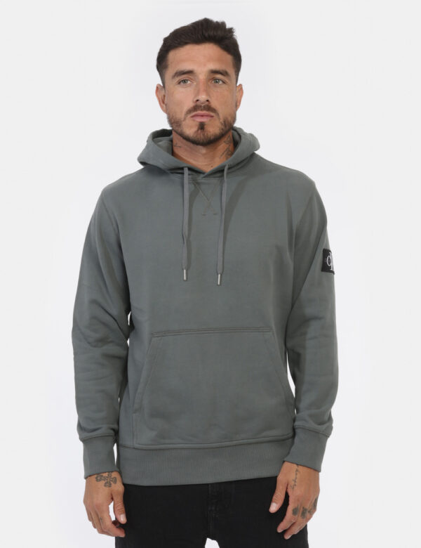 Felpa CALVIN KLEIN Grigio - Felpa classica con cappuccio in total grigio. Presente tascone più polsini in tinta. La vestibil