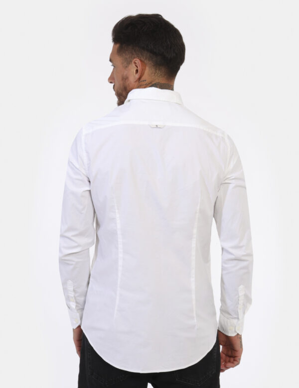 Camicia CALVIN KLEIN Bianco - Camicia classica in total bianco. La vestibilità è morbida e pratica grazie a bottoni ad asola