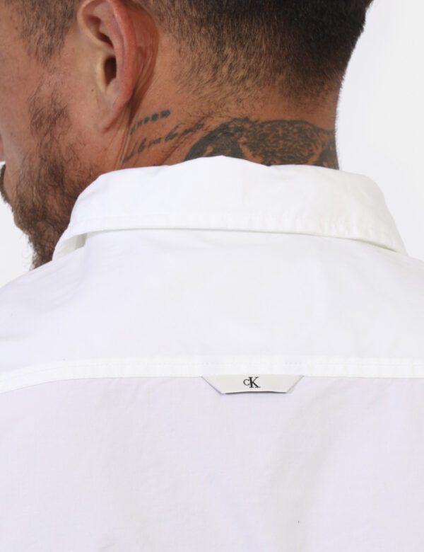 Camicia CALVIN KLEIN Bianco - Camicia classica in total bianco. La vestibilità è morbida e pratica grazie a bottoni ad asola