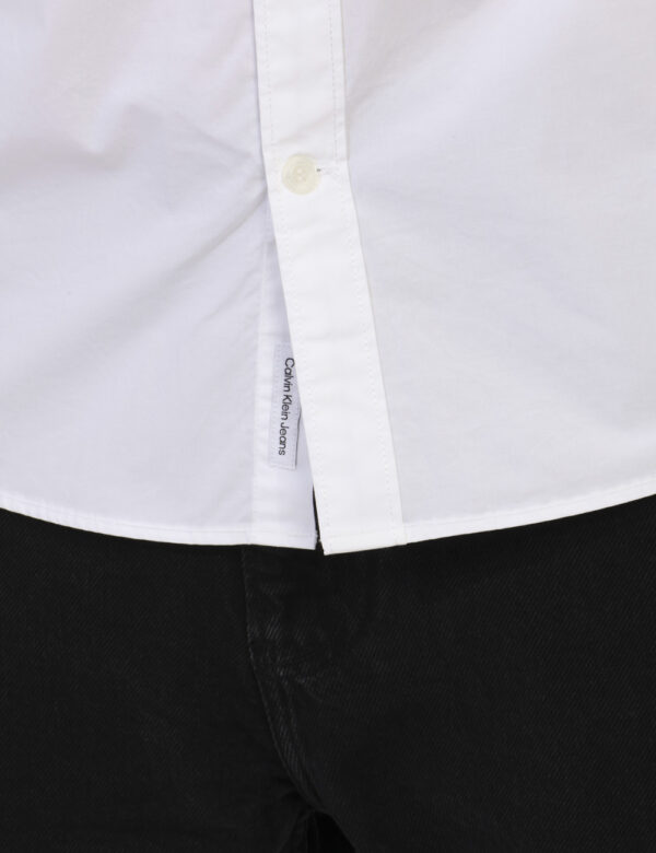 Camicia CALVIN KLEIN Bianco - Camicia classica in total bianco. La vestibilità è morbida e pratica grazie a bottoni ad asola